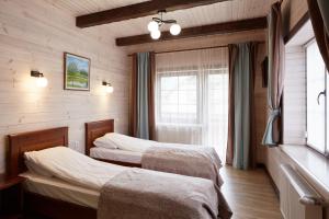 布克维Zlata的一间卧室设有两张床和窗户。