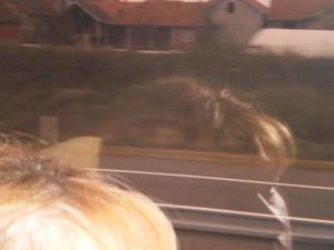 圣帕拉斯凯维Zavrakli的一张从火车窗口望出去的人的模糊照片