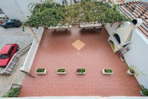 佩特罗瓦纳莫鲁武科蒂奇别墅酒店的庭院的顶部景色,有四种植物