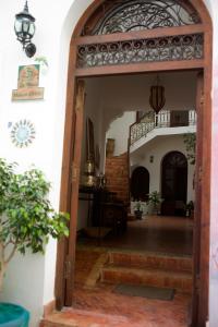艾西拉Dar Manara - Medina d'Asilah的通往带楼梯的房间的开放式门