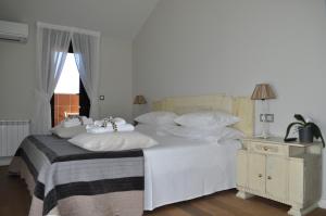 Castrelo拉加尔得科斯塔葡萄酒旅游酒店的卧室配有白色的床铺和白色的枕头