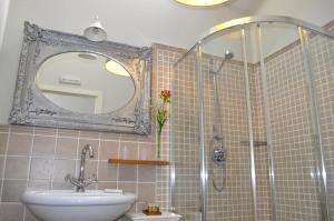 Castrelo拉加尔得科斯塔葡萄酒旅游酒店的浴室配有盥洗盆和带镜子的淋浴