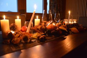 桑泽诺Il Nido dei Sogni的一张桌子,上面放着蜡烛和南瓜,还有酒杯