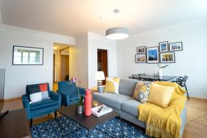 塔林塔林市公寓 - 老城区的客厅配有沙发和两把椅子