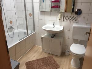 维斯马Haus 32的一间带水槽、卫生间和淋浴的浴室