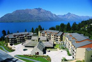 皇后镇历史酒店的享有湖泊和山脉的度假村的空中景致