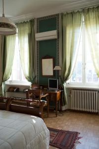曼托瓦阿利法奔尼府客栈的一间卧室配有一张床和一张带电脑的书桌