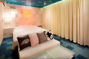 花卷市HOTEL LYISTA (Adult Only)的一间卧室配有带枕头的床