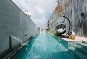 塞米亚克Lloyd's Inn Bali的一座建筑中间的游泳池,带喷泉
