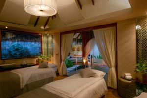 马累马尔代夫环球度假村的一间卧室设有两张床和大窗户