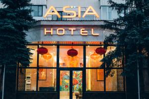 阿拉木图ASIA Hotel的大楼前的酒店标志