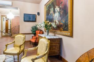 布拉格拉芬尼斯酒店的客厅配有两把椅子和墙上的绘画