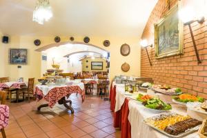 布拉格拉芬尼斯酒店的餐厅设有餐桌,提供食物