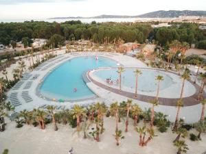 格里莫DS1假期大草原海洋旅馆的享有度假村游泳池的顶部景致