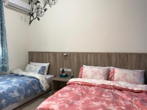 金宁乡乡居民宿的一间卧室,配有两张相邻的床