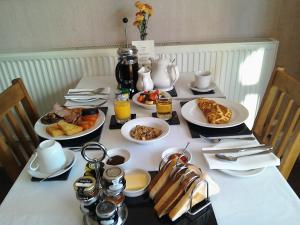布里德灵顿South Lodge Guest House的一张桌子,上面有早餐食品和饮料