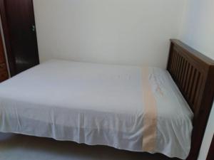 若昂佩索阿Ótimo apto Praia Bessa的一张白色的床,配有木制床头板和白色床单