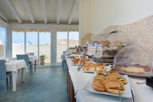 圣维托罗卡波Hotel Biancolilla的盘子上的面包和糕点自助餐
