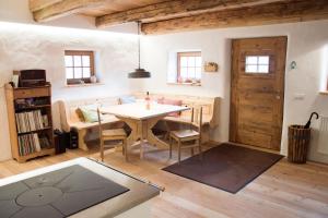 DiemlernGesindehaus的一间设有桌椅的房间和一间带门的房间