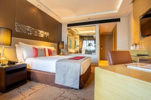 Graceland Bangkok by Grace Hotel - SHA Extra Plus客房内的一张或多张床位