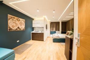 贝尔格莱德Belgrade Center Luxury Apartments的带厨房的房间和一间带一张床的卧室