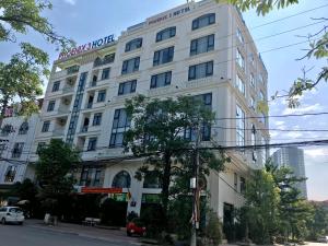 北宁Phoenix3 Hotel Bắc ninh的白色的建筑,上面有标志