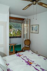 蒙特勒Les Amandiers的一间卧室设有一张床和一个窗口