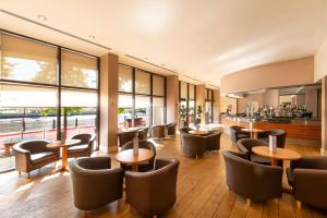 泰恩河畔纽卡斯尔国敦纽卡尔斯酒店的餐厅设有桌椅和窗户。