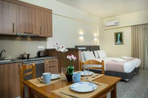 基萨莫斯格拉姆沃萨湾公寓式酒店的厨房以及带床和桌子的房间
