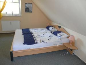 卡尔斯哈根Ferienwohnung Ankerplatz_VOLB的一间卧室配有蓝色和白色床单