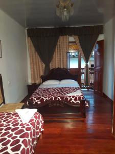 SalaminaBonsai Hotel Salamina Caldas的一间卧室,卧室内配有长颈鹿床