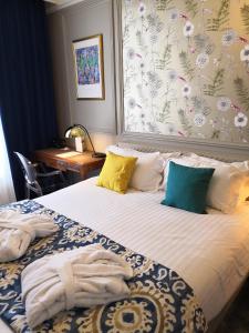 里尔格兰德贝尔维尤 - 大广场酒店的一间卧室配有一张带花卉壁纸的床