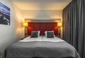 乌克瑟勒松德Hotel Oxelösund的卧室配有一张带两个枕头的大白色床