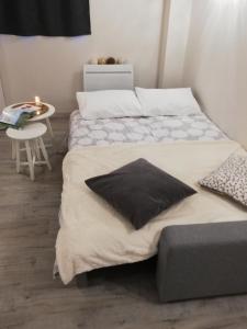 Martres-de-VeyreGîte ''Le nid de Bouly''的小型客房配有两张床、一张桌子和一张床架。