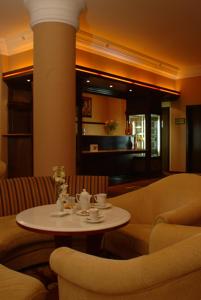 吉达伊斯沙马酒店的一间设有桌子、杯子和椅子的房间