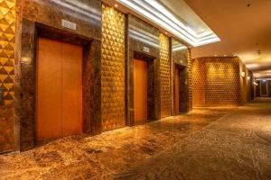 曼谷Graceland Bangkok by Grace Hotel - SHA Extra Plus的砖墙建筑的空走廊