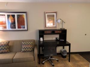 大急流城肯特伍德拉皮兹住桥套房大酒店的客厅配有沙发和带电脑的书桌