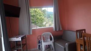 弗洛里亚诺波利斯Pousada Barra da Lagoa的小房间配有沙发和窗户