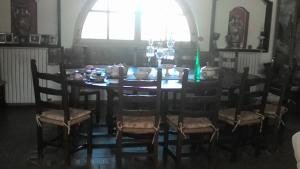 Grognardocasa ciosse的一间带桌椅和窗户的用餐室