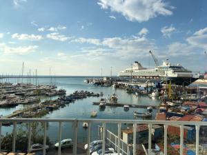 萨莱诺B&B Blu Infinito的游轮停靠在码头,船上有船只