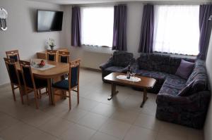 瑙德斯克劳迪娅公寓的客厅配有沙发和桌子