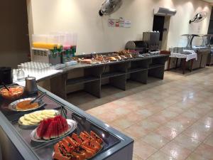 雷吉斯特鲁Hotel Valle Sul的包含多种不同食物的自助餐