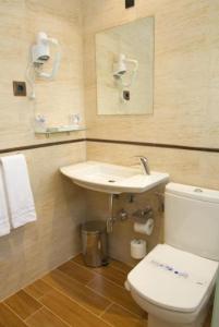 圣阿古斯丁-德瓜达利克斯Hotel Casa José Díaz的浴室配有白色卫生间和盥洗盆。
