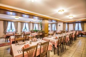 叙尔河畔埃施乐博斯蒂隆酒店的用餐室设有桌椅和窗户。