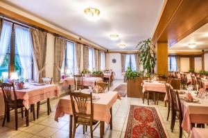 叙尔河畔埃施乐博斯蒂隆酒店的餐厅设有桌椅和窗户。