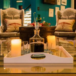 斯瓦科普蒙德斯瓦科普蒙德愉悦酒店的一张带蜡烛和一瓶的玻璃桌