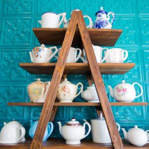 斯瓦科普蒙德斯瓦科普蒙德愉悦酒店的装满杯子和茶壶的木架