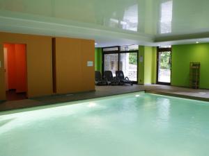 Luxurious villa in Malmedy with indoor swimming pool内部或周边的泳池