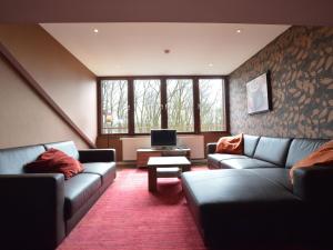 Luxurious villa in Malmedy with indoor swimming pool的休息区