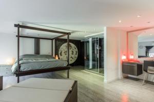 那不勒斯luxury suite San Carlo的一间卧室设有天蓬床和一间浴室。
